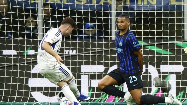 Inter Milan vs Como Soccer Football - Coppa Italia - Semi Final - Second Leg - Inter Milan v Como - San Siro, Milan, Italy - April 21, 2026 Como's Martin Baturina scores their first goal REUTERS/Alessandro Garofalo