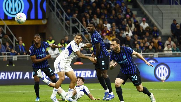 Inter Milan vs Como Soccer Football - Coppa Italia - Semi Final - Second Leg - Inter Milan v Como - San Siro, Milan, Italy - April 21, 2026 Inter Milan's Hakan Calhanoglu scores their second goal REUTERS/Alessandro Garofalo