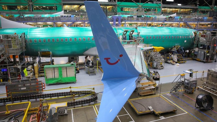 Intip Perakitan Boeing 737 MAX di Washington A 737 MAX airplane is seen on the final assembly production line during a media tour of the Boeing factory in Renton, Washington, U.S., April 15, 2026. REUTERS/Genna Martin