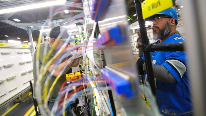 Intip Perakitan Boeing 737 MAX di Washington A 737 MAX airplane is seen on the final assembly production line during a media tour of the Boeing factory in Renton, Washington, U.S., April 15, 2026. REUTERS/Genna Martin