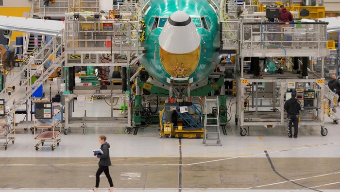 Intip Perakitan Boeing 737 MAX di Washington A 737 MAX airplane is seen on the final assembly production line during a media tour of the Boeing factory in Renton, Washington, U.S., April 15, 2026. REUTERS/Genna Martin