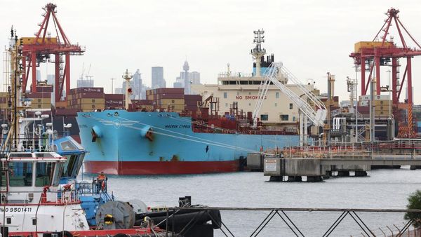 Kapal Tanker Maersk Cyprus Bersandar di Sydney, Aktivitas Pelabuhan Botany Ramai