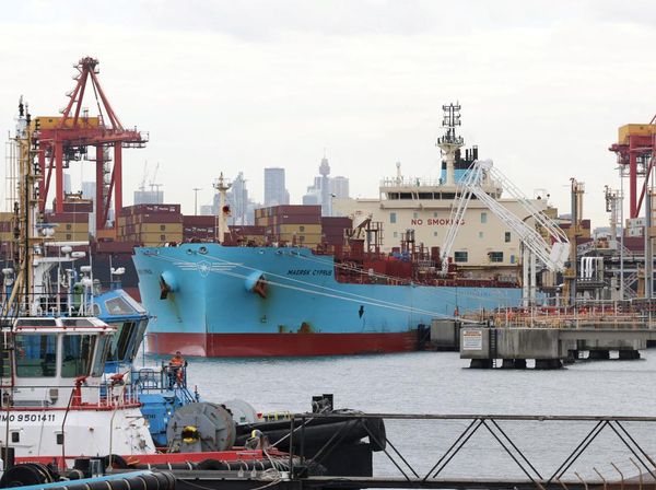 Kapal Tanker Maersk Cyprus Bersandar di Sydney, Aktivitas Pelabuhan Botany Ramai