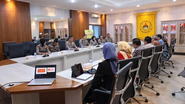 Kapolres Jaktim Kombes Alfian Nurrizal berbincang dengan akademisi membahas dinamika sosial.