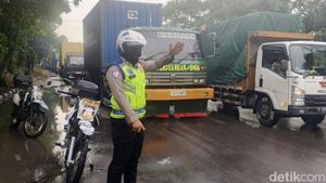 Banjir Rob Picu Kemacetan di Jalan Margomulyo Surabaya