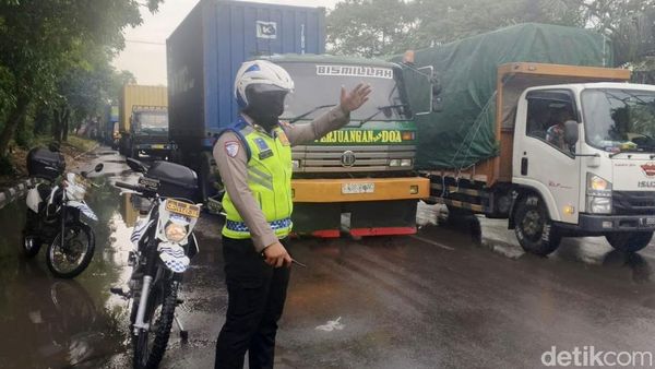 Banjir Rob Picu Kemacetan di Jalan Margomulyo Surabaya