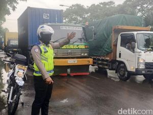 Banjir Rob Picu Kemacetan di Jalan Margomulyo Surabaya