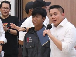 Tangis Al di Pelukan Seskab Teddy: Saya Ingin Sekolah, Pak!