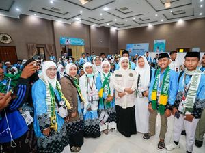 Salam Hangat Gubernur Khofifah Berangkatkan Kloter 1 Haji ke Tanah Suci