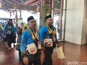 Ratusan Jemaah Haji Kloter 1 Embarkasi Banten Tiba di Bandara Soekarno Hatta