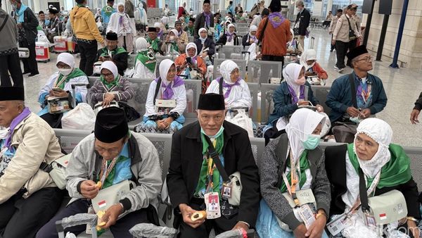 Potret Jemaah Haji Kloter 1 Embarkasi Yogyakarta, Tiba Hari Ini di Madinah