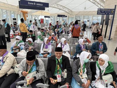 Potret Jemaah Haji Kloter 1 Embarkasi Yogyakarta, Tiba Hari Ini di Madinah