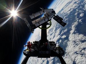 Video: LEGO Project Hail Mary Terbang ke Luar Angkasa, Pecahkan Rekor Dunia