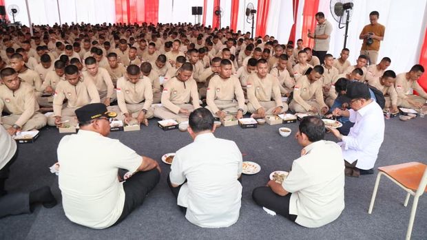 Menteri Dalam Negeri (Mendagri) sekaligus Ketua Satuan Tugas (Kasatgas) Percepatan Rehabilitasi dan Rekonstruksi Pascabencana Sumatera Muhammad Tito Karnavian menikmati makan siang bersama para praja Institut Pemerintahan Dalam Negeri (IPDN) di Kabupaten Aceh Tamiang, Aceh, Selasa (21/4/2026).