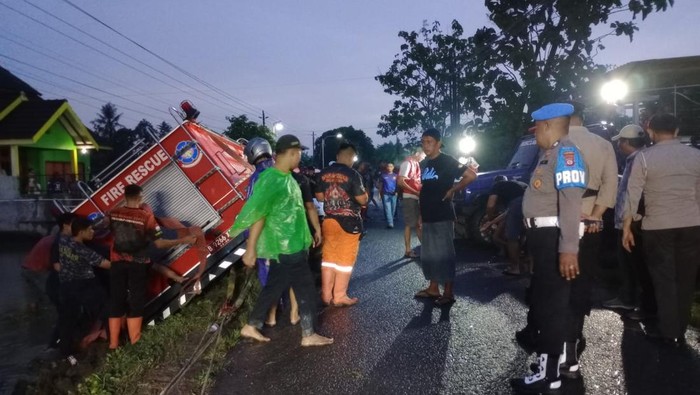 Mobil damkar yang terperosok ke sawah saat hendak menuju ke lokasi kebakaran di Bambanglipuro, Bantul.