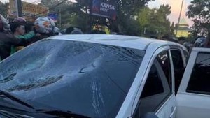 Heboh Sopir Taksi Online di Makassar Diamuk Massa hingga Mobil Dirusak