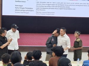 Tangis Siswa SR di Pelukan Seskab Teddy: Belum Pernah Sekolah