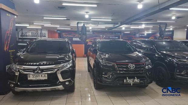 Penjualan mobil jejak Pajero, Fortuner, hingga Innova diesel pengaruh nilai solar naik di WTC Mangga Dua, Jakarta, Rabu (22/4/2026). (CNBC Indonesia/Chandra Dwi Pranata)
