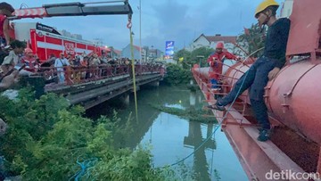 Aksi 2 Pria di Surabaya Gagal Jambret Berakhir Motor Tercebur ke Sungai