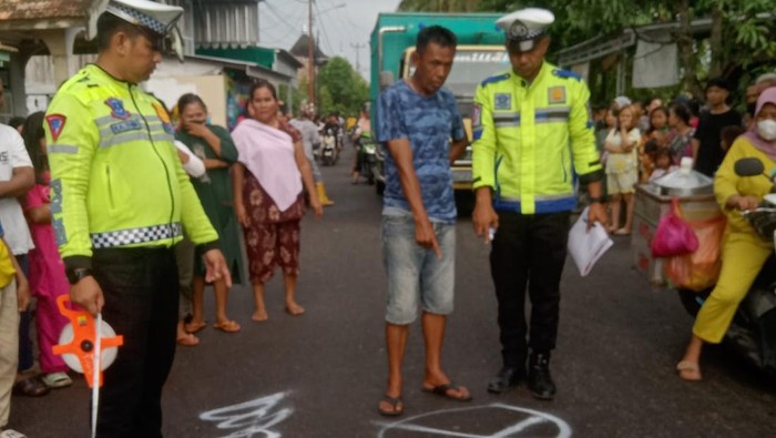 Polisi melakukan olah TKP pemotor tewas kecelakaan usai gagal menyalip