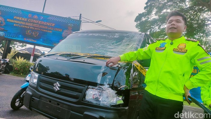Polisi tunjukan barang bukti pikap yang tabrak mati pemotor di Cianjur