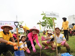 Polisi-Bhayangkari Tanam Pohon di Lahan Kritis Kediri