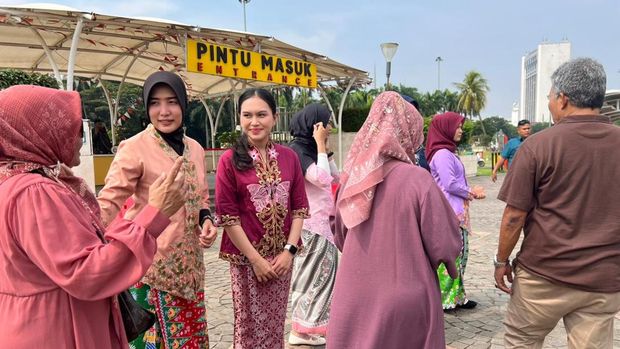 Polwan Polda Metro Jaya dan polres jejeran mengenakan kebaya memperingati Hari Kartini 21 April 2026.