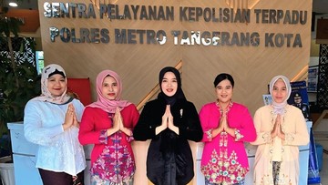 Momen Beda Polwan Polda Metro Berkebaya Layani Warga di Hari Kartini