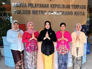 Momen Beda Polwan Polda Metro Berkebaya Layani Warga di Hari Kartini