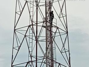 Seorang Pria Nekat Panjat Tower, Tak Kuasa Menahan Sakit Diputus Pacar