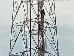 Heboh Pria Nekat Panjat Tower di Sedati Sidoarjo!