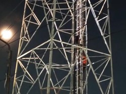 Pria Nekat Panjat Tower di Sedati Sidoarjo Akhirnya Mau Turun Usai 3 Jam