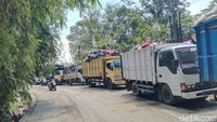 Alat Berat Kehabisan BBM, Puluhan Truk Tertahan di TPA Mandung