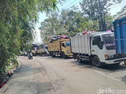 Alat Berat Kehabisan BBM, Puluhan Truk Tertahan di TPA Mandung