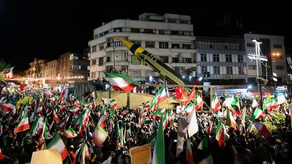 Ribuan Warga Teheran Demo Anti-AS dan Israel, Rudal Balistik Dipamerkan