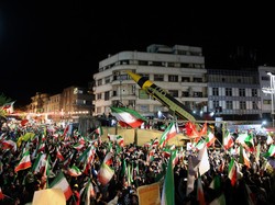 Video Sorak-sorai Warga Teheran Saksikan Kekuatan Militer Iran