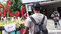 Momen Rizki Ridho Jadi Fotografer Dadakan Emak-emak di Bandara Ngurah Rai