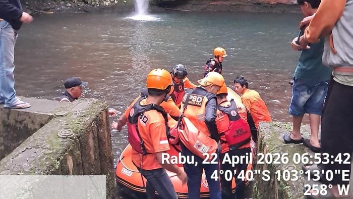 Saat tim SAR gabungan melakukan evakuasi terhadap jenazah korban