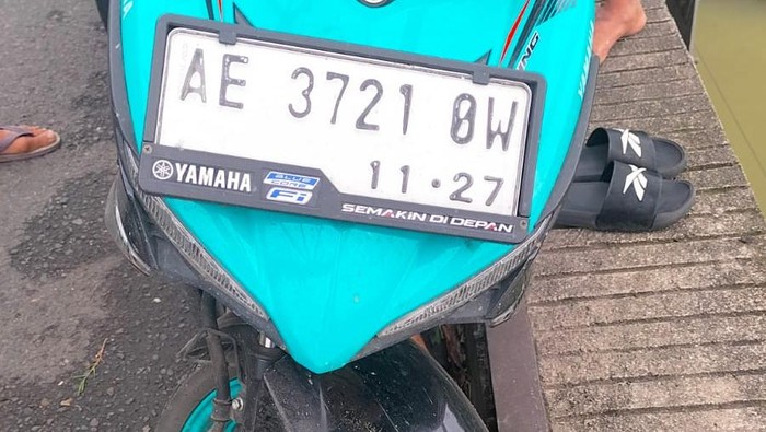 Sepasang sandal ditemukan di dekat motor yang terparkir misterius di sebuah jembatan di Desa Goranggareng Taji, Magetan.