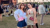 Gaya Stylish Shandy Aulia Nonton Coachella, Boots Tinggi & Mini Outfit