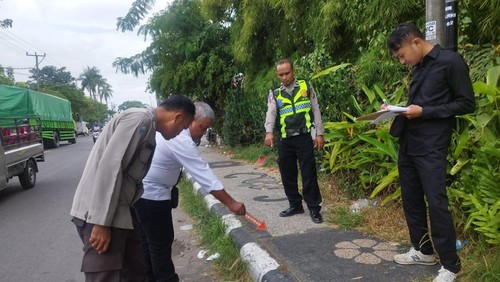 Polisi melakukan olah TKP di pinggir Jalan Raya Narmada, Lombok Barat terkait sopir bus travel meninggal, Rabu (22/4/2026). (Foto : Dok Polresta Mataram).