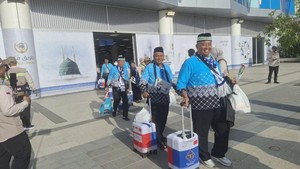Suka Cita Jemaah Haji Kloter 1 Embarkasi Yogyakarta di Bandara Madinah