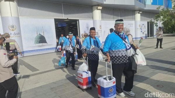 Suka Cita Jemaah Haji Kloter 1 Embarkasi Yogyakarta di Bandara Madinah