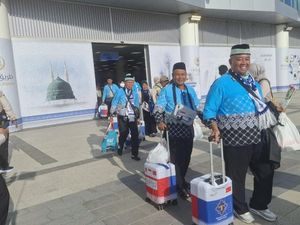 Suka Cita Jemaah Haji Kloter 1 Embarkasi Yogyakarta di Bandara Madinah