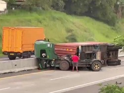Tabrak Pembatas Jalan, Truk Kontainer Terguling di Tol Boyolali