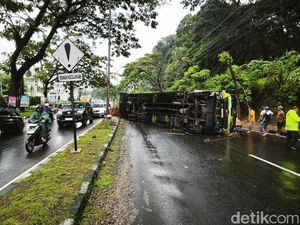 Truk Muatan Triplek Terguling di Tanjakan Silayur, Lalin Contraflow