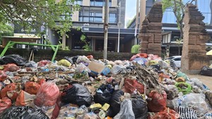 Duh! Banyak yang Buang Sampah Diam-diam di Pantai Kuta sampai Menumpuk