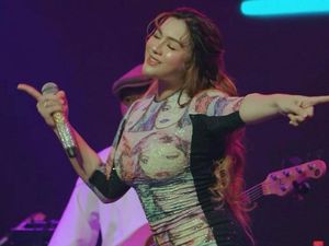 Vicky Shu Membumi: Panggung Kecil Gak Jadi Soal