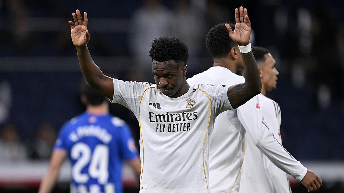 Vinicius Junior meminta maaf kepada suporter Real Madrid usai mencetak gol ke gawang Alaves. Foto: Anadolu via Getty Images/Anadolu