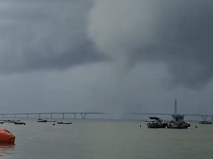 Viral Pusaran Angin Bak Tornado di Dekat Jembatan Suramadu